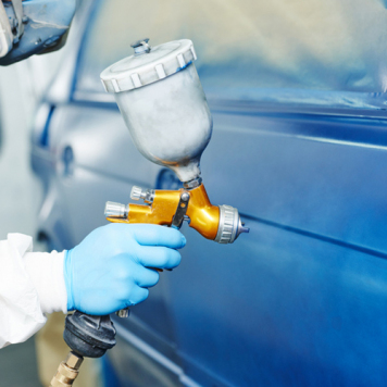 Aplicación de pintura automotriz en cabina de Taller Manta Auto