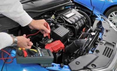 Diagnóstico eléctrico y de batería con equipo computarizado en Taller Manta Auto