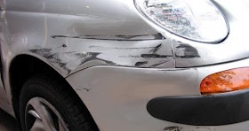 Panel de carrocería con rayón antes de reparación