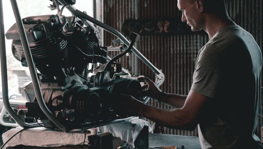 Mecánico realizando mantenimiento de motor