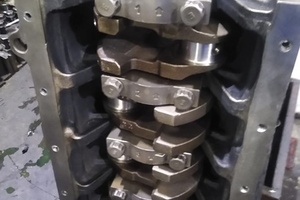 Detalle de bloque de motor y bielas durante una reparación en Taller Solumec