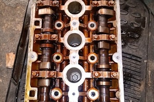 Detalle de culata y tren de válvulas durante una reparación de motor