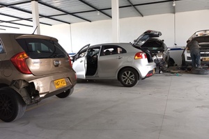 Vista general del taller con varios vehículos en servicio simultáneo