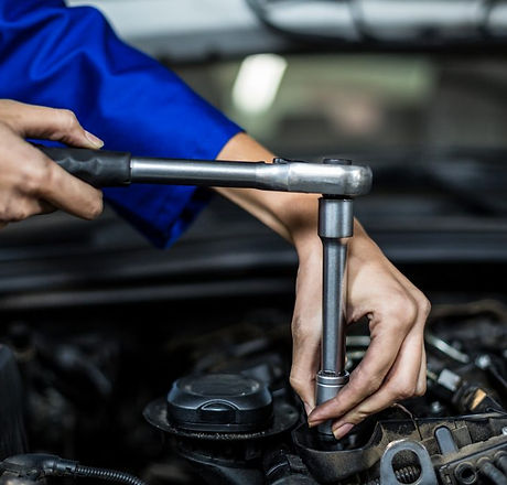 Mecánico de Taller VHAS ajustando una pieza del motor con llave de carraca