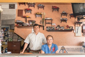 Pareja de propietarios de Tecniardila detrás del mostrador del taller en Bucaramanga