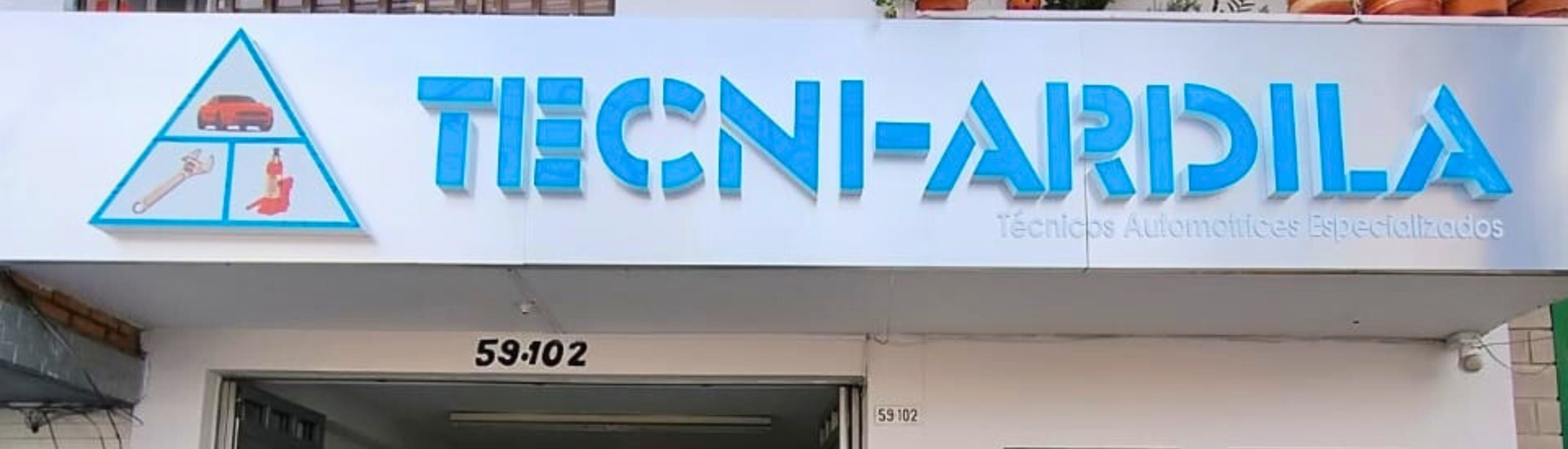 Fachada del taller Tecniardila en Bucaramanga con el aviso azul Técnicos Automotrices Especializados en la Cra 17 No. 59-102