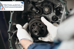 Técnico de Tecniardila ajustando la distribución del motor con guantes de trabajo