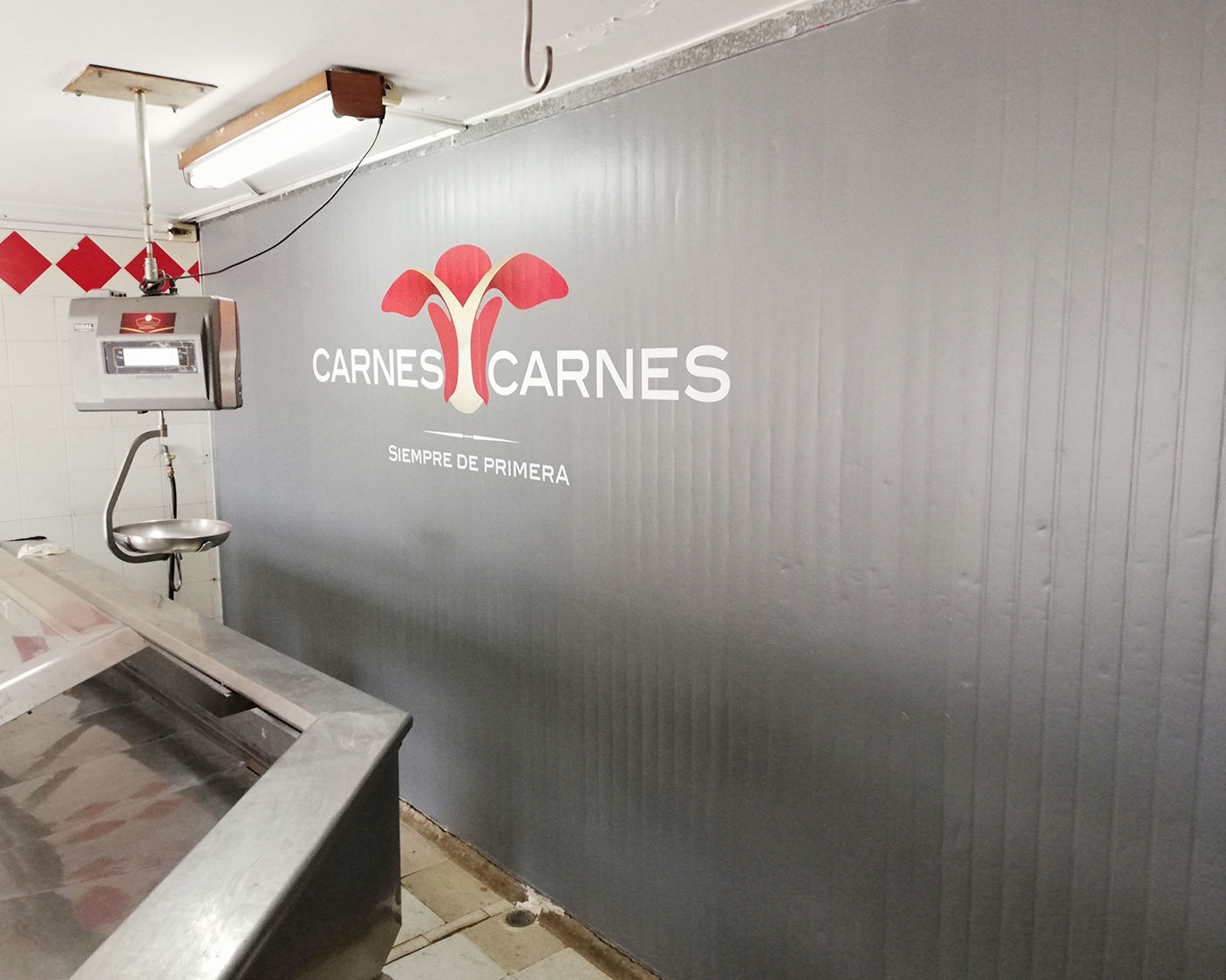 Vista amplia de rótulo en vinilo de Unión Impresores instalado en un negocio de carnes, Bucaramanga
