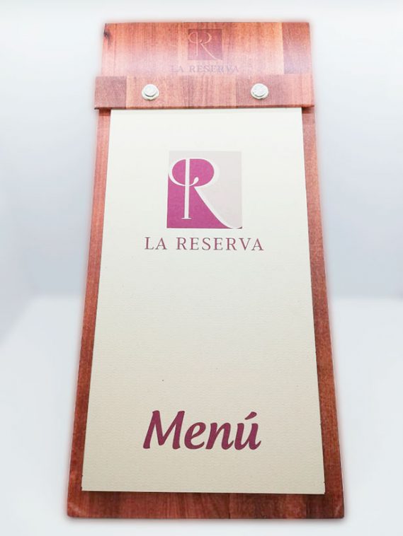 Menú impreso en litografía con base en madera, ejemplo de papelería producida por Unión Impresores