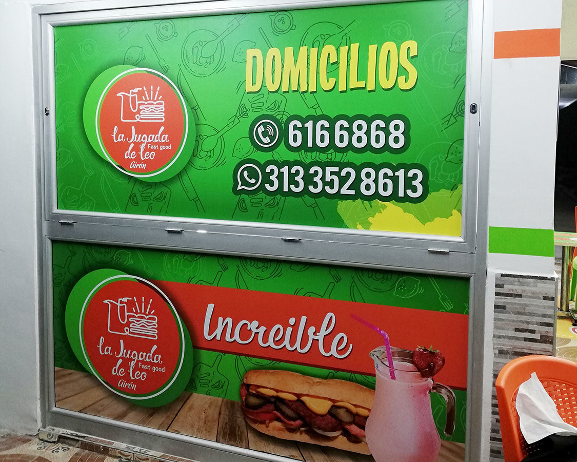 Aviso retroiluminado en vinilo impreso por Unión Impresores para un negocio de comidas rápidas