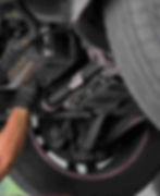 Revisión de suspensión y frenos en la rueda de un vehículo en Vale Motors