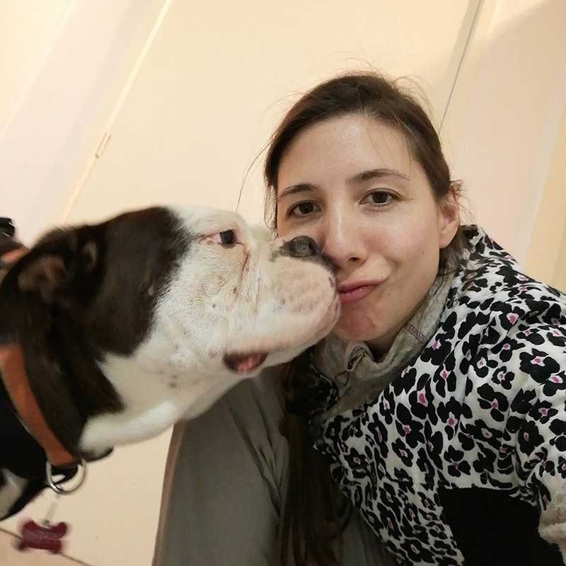 Tutora despidiéndose de su perro con un beso en Vanguardia Vet