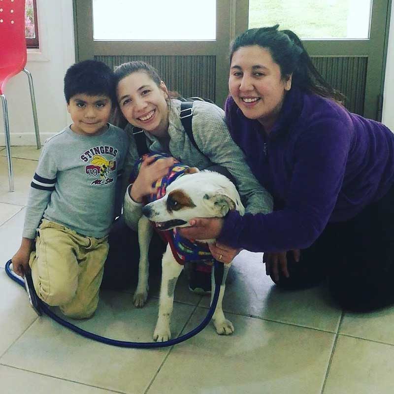 Familia junto a su perro recién atendido en Vanguardia Vet