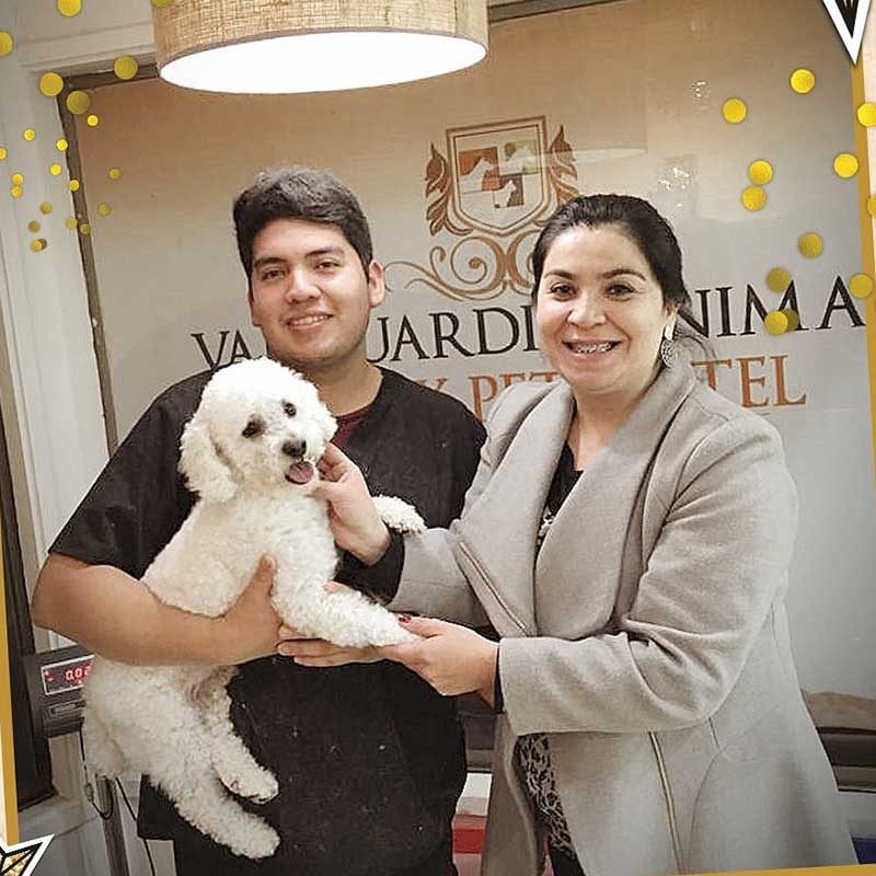 Equipo de Vanguardia Animal Pet Hotel junto a una paciente y su perro
