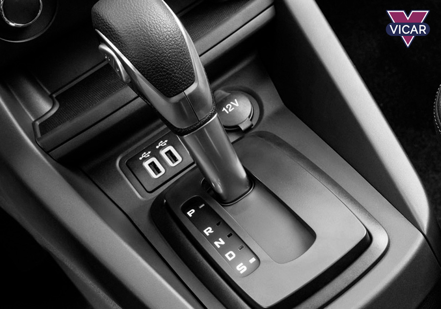 Detalhe da alavanca de câmbio automático em manutenção na VICAR