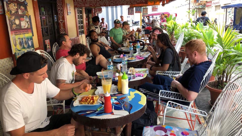 Terraza llena de comensales en el exterior de The Yellow Rose of Texas