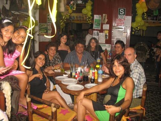 Grupo celebrando una reunión familiar en una de las mesas de The Yellow Rose of Texas