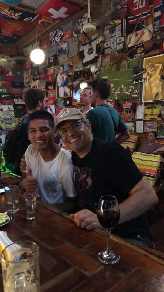 Barra decorada con camisetas y banderines de equipos internacionales en The Yellow Rose of Texas