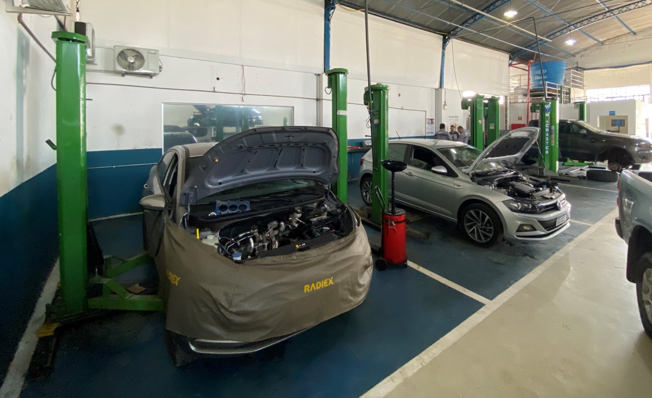 Motor aberto em manutenção na oficina Zanata Auto Center