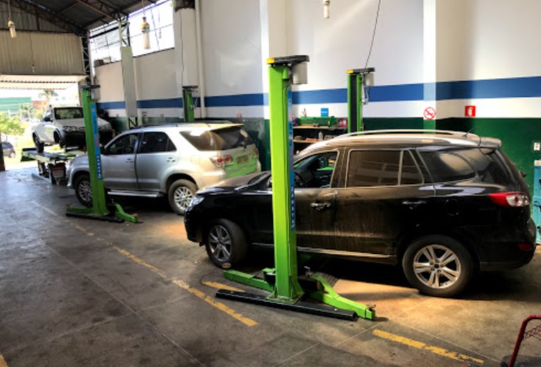 Veículos SUV elevados para manutenção na oficina Zanata Auto Center