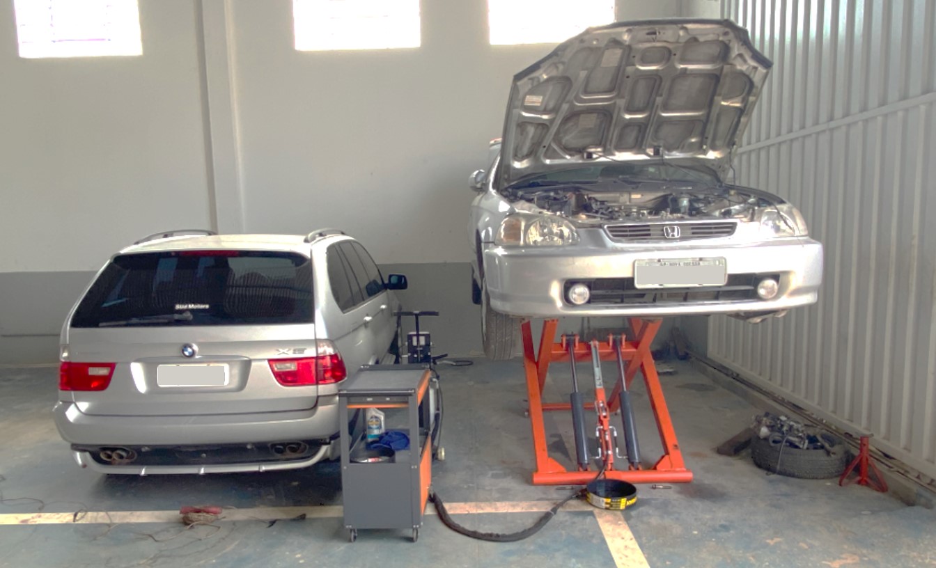 Veículo elevado para revisão de suspensão na oficina Zanata Auto Center