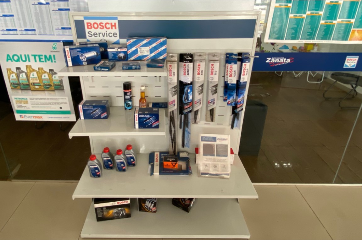 Expositor de peças originais Bosch na loja do Zanata Auto Center