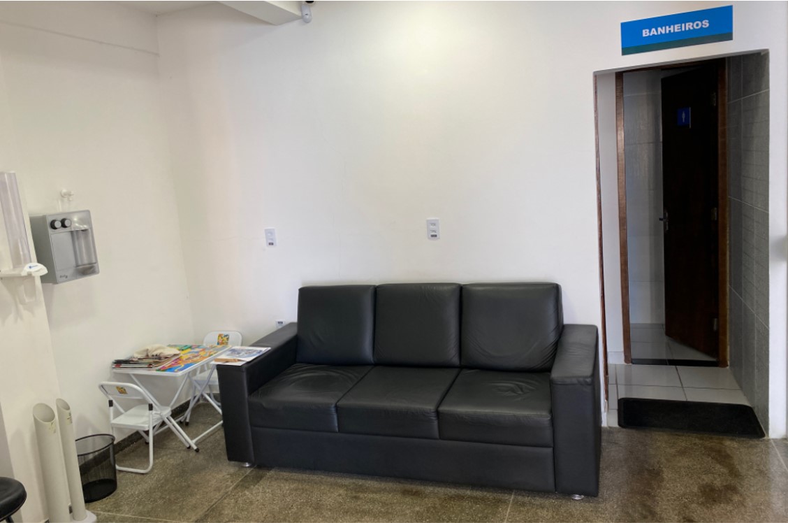 Sala de espera do Zanata Auto Center com sofá e espaço kids